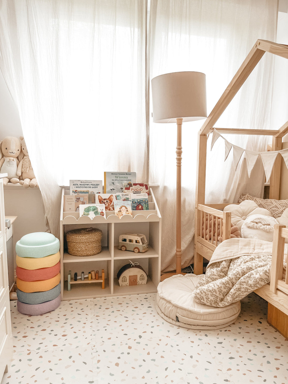 Book Nook Kinderregal für Bücher und Spielzeug im Montessori-Stil