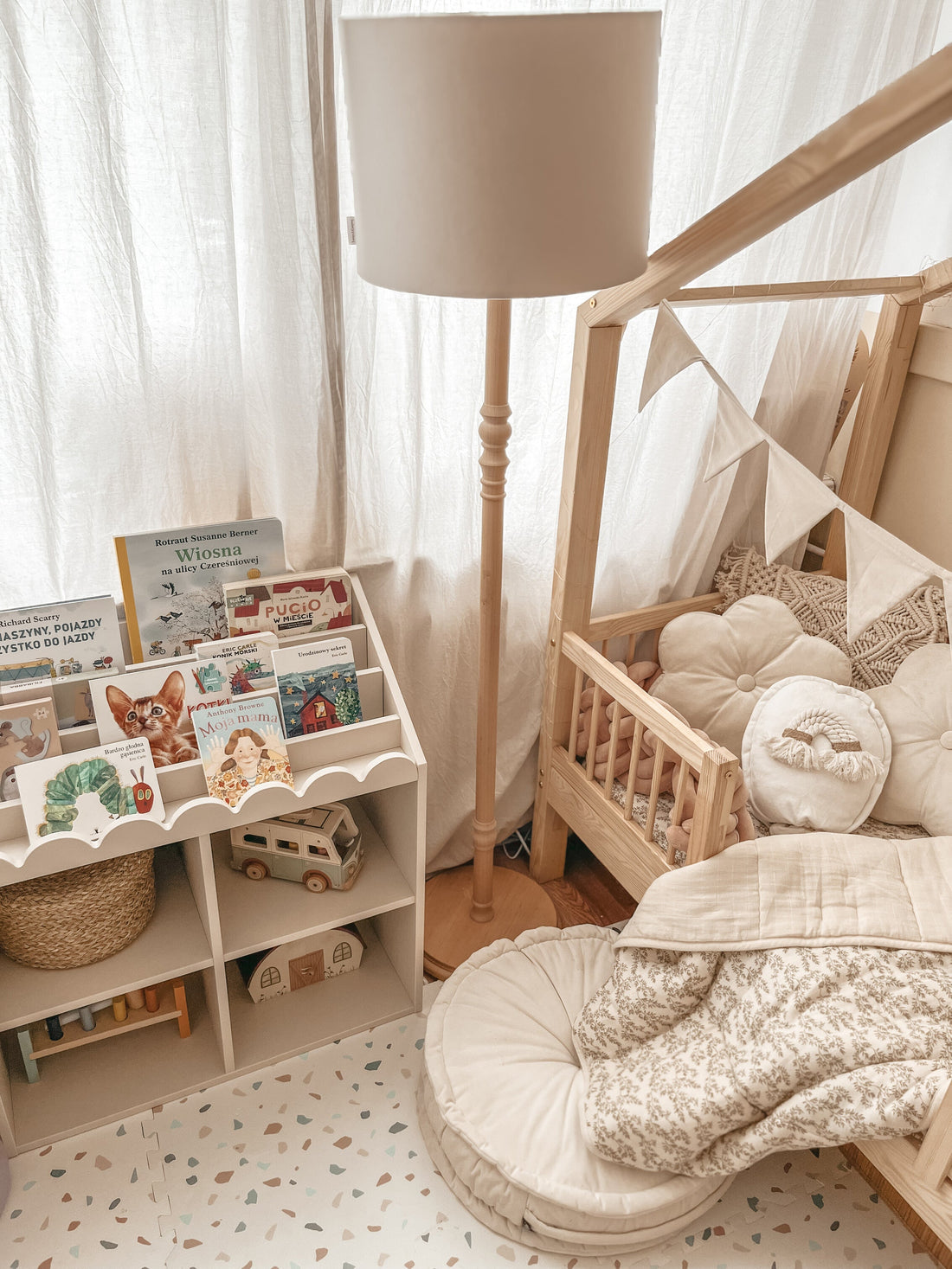 Book Nook Kinderregal für Bücher und Spielzeug im Montessori-Stil