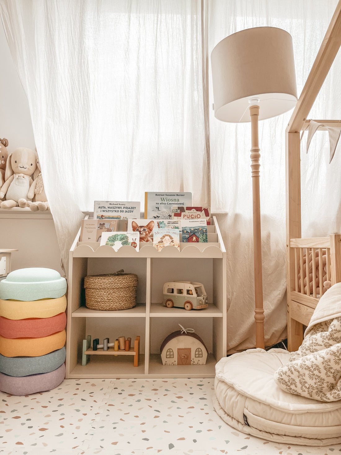Book Nook Kinderregal für Bücher und Spielzeug im Montessori-Stil