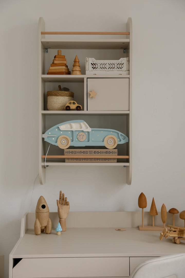 Bellamy Rainbow Wandregal mit Schrank und vier Ablagen im Kinderzimmer