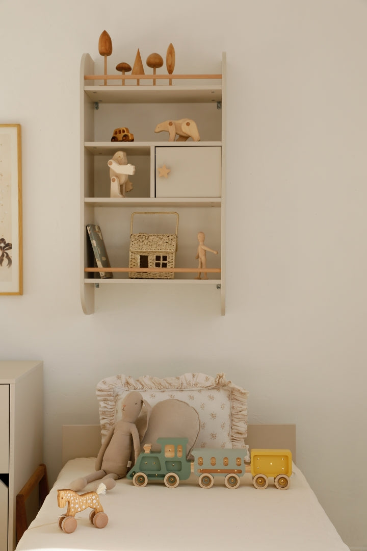 Bellamy Rainbow Wandregal mit Schrank und vier Ablagen im Kinderzimmer