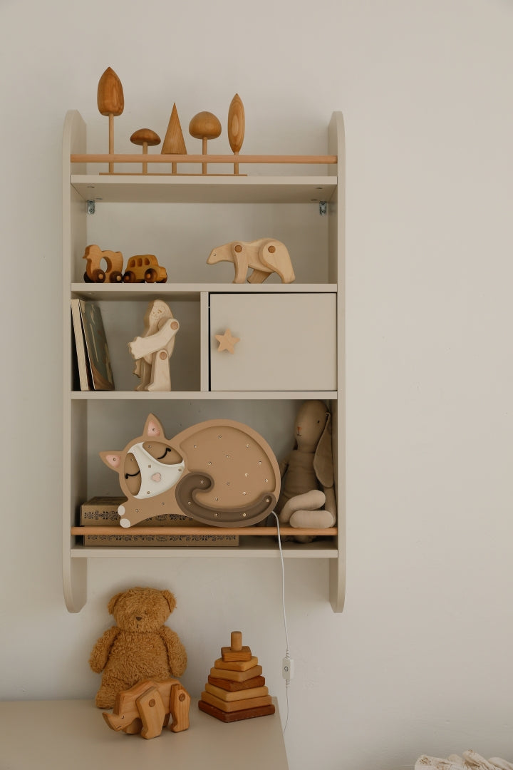 Bellamy Rainbow Wandregal mit Schrank und vier Ablagen im Kinderzimmer