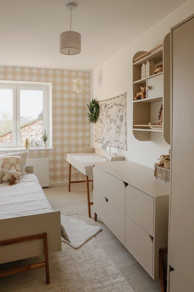 Bellamy Rainbow Wandregal mit Schrank und vier Ablagen im Kinderzimmer