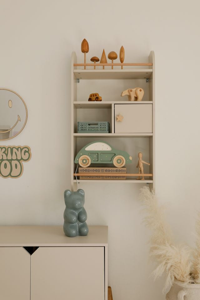 Bellamy Rainbow Wandregal mit Schrank und vier Ablagen im Kinderzimmer