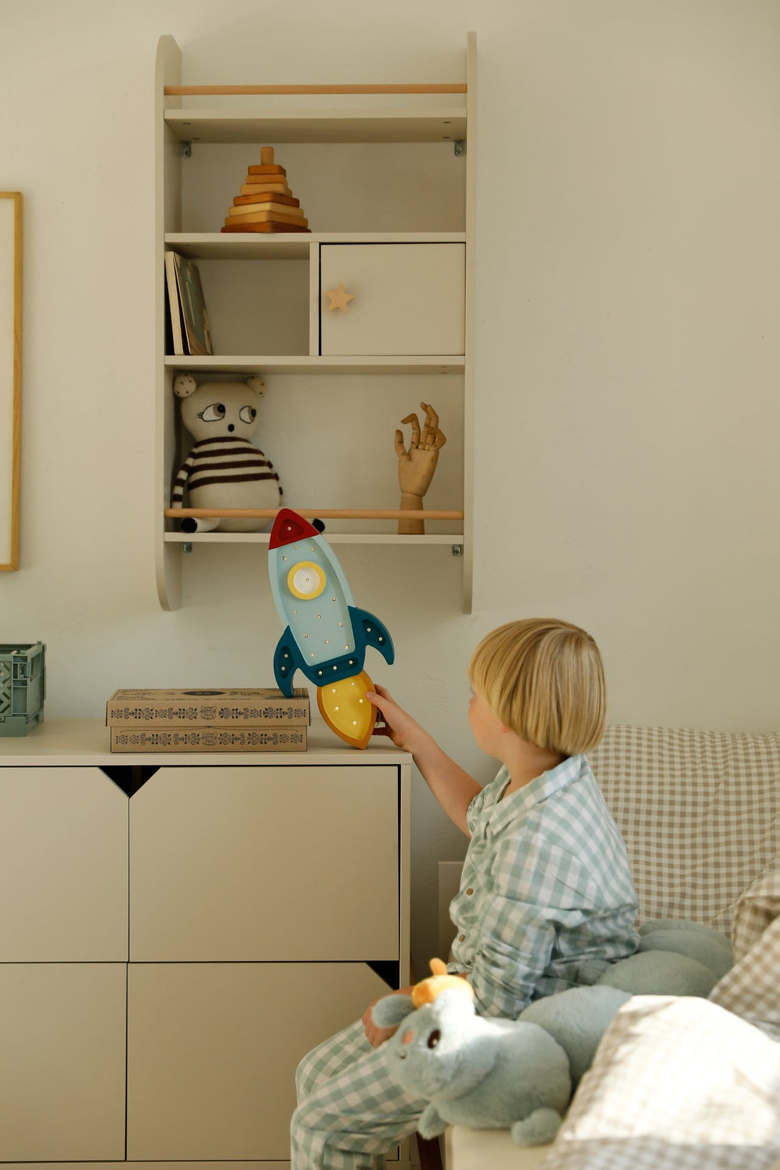 Bellamy Rainbow Wandregal mit Schrank und vier Ablagen im Kinderzimmer