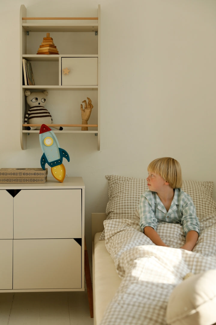 Bellamy Rainbow Wandregal mit Schrank und vier Ablagen im Kinderzimmer