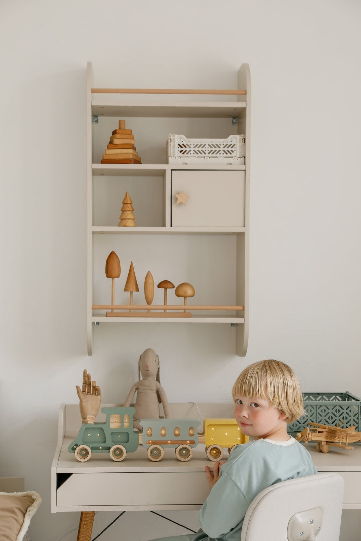 Bellamy Rainbow Wandregal mit Schrank und vier Ablagen im Kinderzimmer