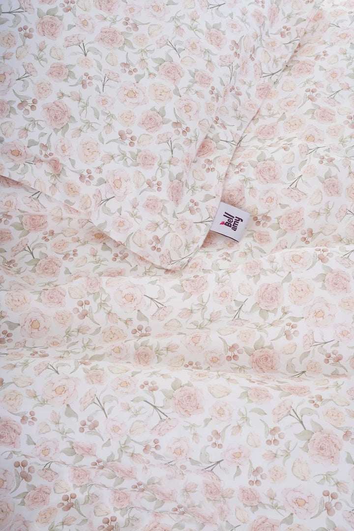Bellamy Blooming Rose Kinderbettwäsche Set 2 teilig mit Füllung 100x135 cm aus zertifizierter OEKO-TEX Baumwolle in Rosa mit Blumenmuster