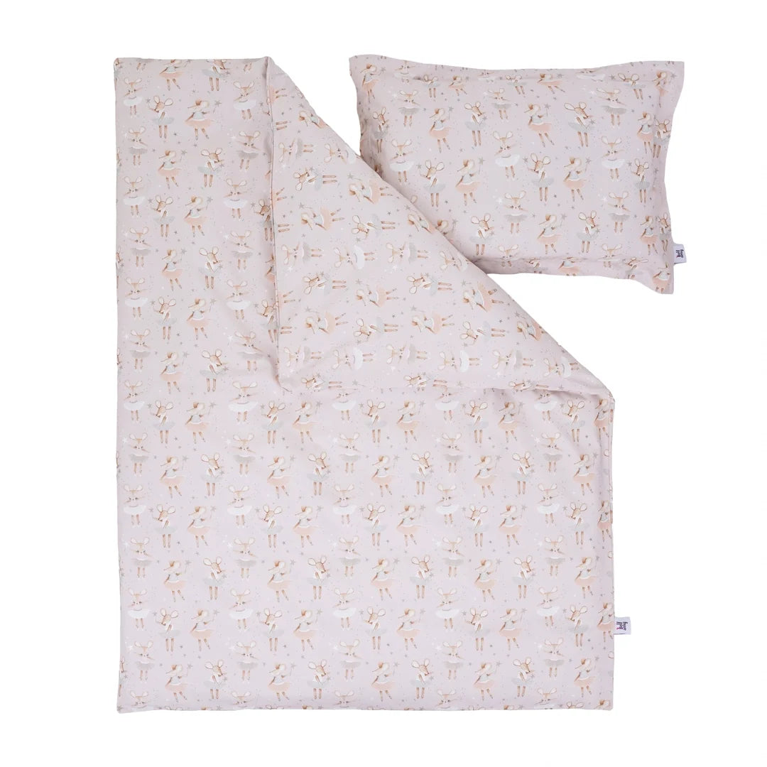 Zweiteiliges Bettwäsche-Set Ballet Blush von Bellamy mit Füllung, bestehend aus einer Bettdecke in der Größe 140 x 200 cm und einem Kissen 50 x 60 cm, gefertigt aus OEKO-TEX-zertifizierter Baumwolle mit hypoallergener Silikonhohlfaserf