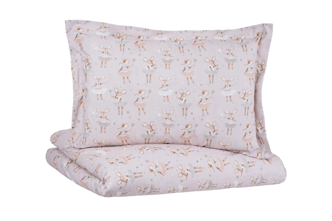Zweiteiliges Bettwäsche-Set Ballet Blush von Bellamy mit Füllung, bestehend aus einer Bettdecke in der Größe 140 x 200 cm und einem Kissen 50 x 60 cm, gefertigt aus OEKO-TEX-zertifizierter Baumwolle mit hypoallergener Silikonhohlfaserf