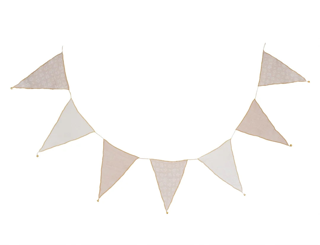 Goldbeige Musselingleirlande von Bellamy, 350 cm lang, aus hochwertigem Baumwollmusselin mit goldenem Einfassband, als stilvolle Dekoration für das Kinderzimmer