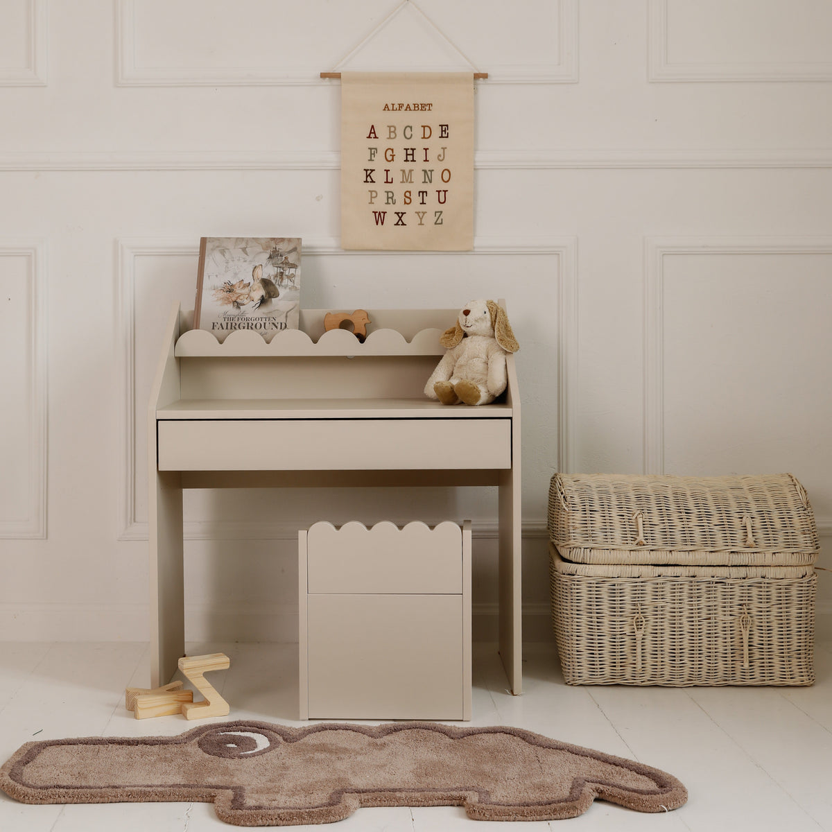 Bellamy Book Nook Kinderschreibtisch in einem aufgeräumten Kinderzimmer