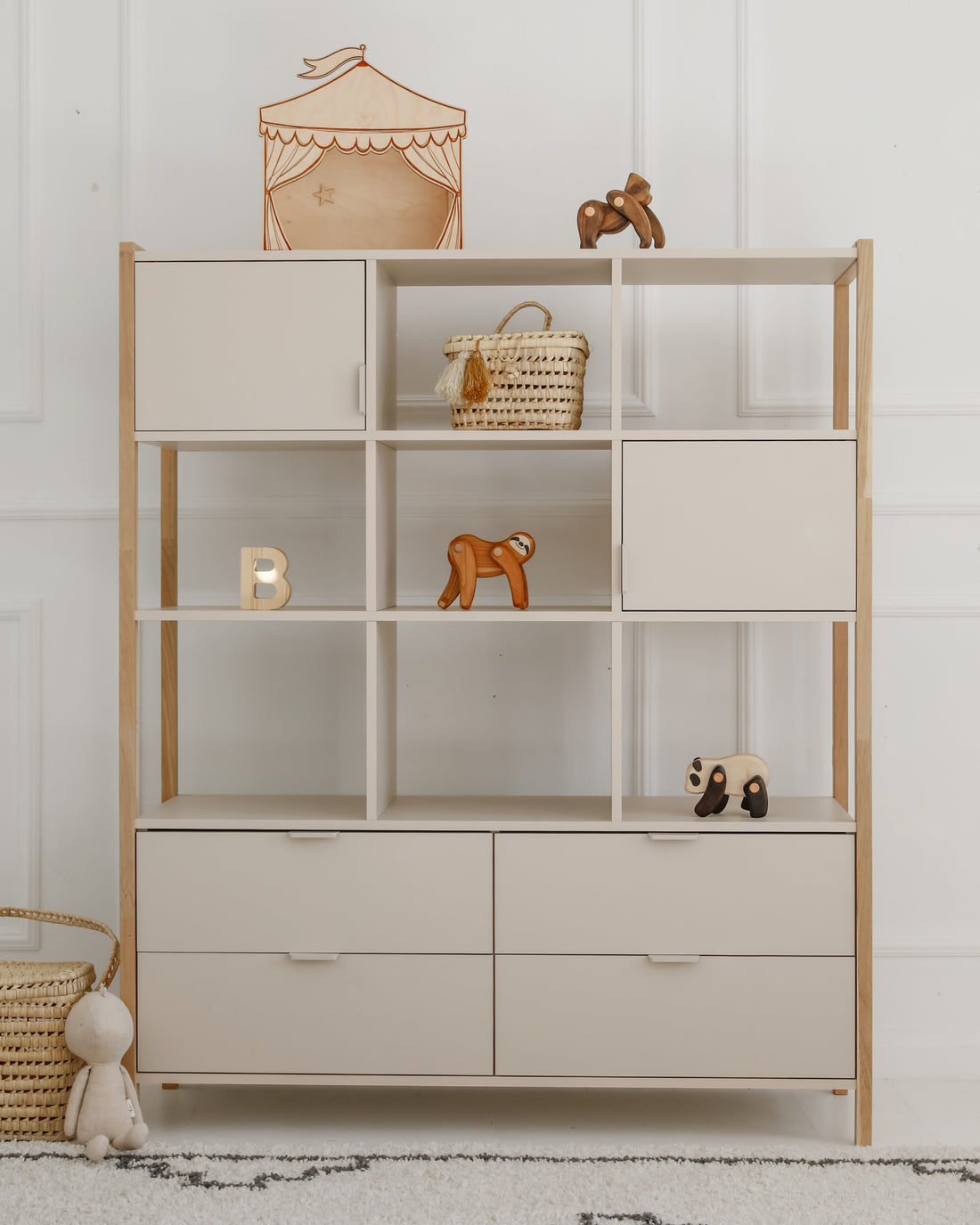 Bellamy Versa Wide Kinderregal in Latte mit vier Schubladen, zwei Türen und offenen Fächern auf Eichenholzbeinen, 125 cm breit und 150 cm hoch, für Kinder, und Jugendzimmer geeignet