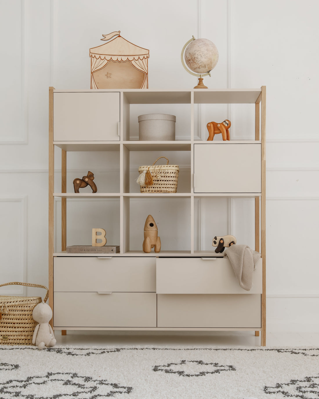 Bellamy Versa Wide Kinderregal in Latte mit vier Schubladen, zwei Türen und offenen Fächern auf Eichenholzbeinen, 125 cm breit und 150 cm hoch, für Kinder, und Jugendzimmer geeignet