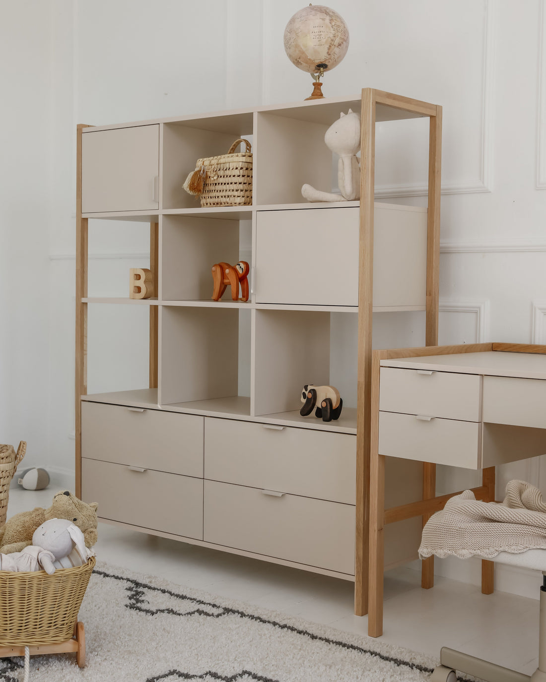 Bellamy Versa Wide Kinderregal in Latte mit vier Schubladen, zwei Türen und offenen Fächern auf Eichenholzbeinen, 125 cm breit und 150 cm hoch, für Kinder, und Jugendzimmer geeignet