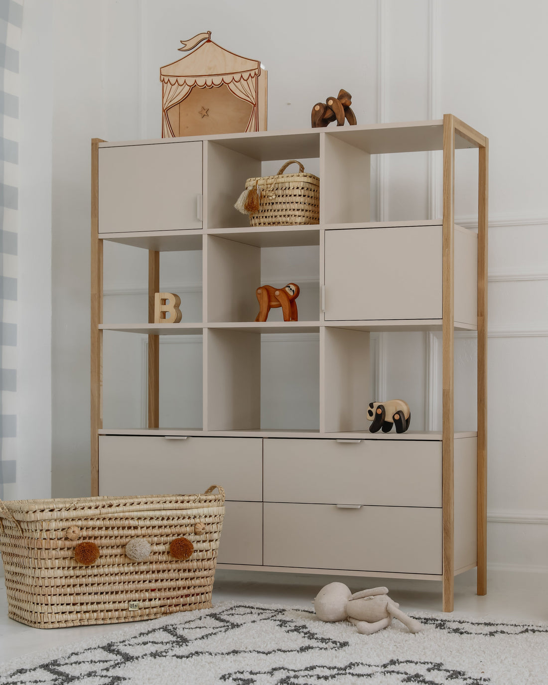 Bellamy Versa Wide Kinderregal in Latte mit vier Schubladen, zwei Türen und offenen Fächern auf Eichenholzbeinen, 125 cm breit und 150 cm hoch, für Kinder, und Jugendzimmer geeignet