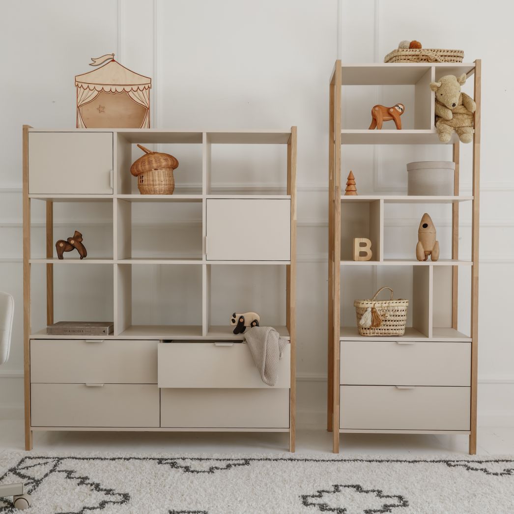 Hohes Kinderregal Versa Tall von Bellamy in Latte mit fünf offenen Fächern, zwei Schubladen und Eichenholzbeinen, 180 cm hoch, für Kinder. und Jugendzimmer geeignet.