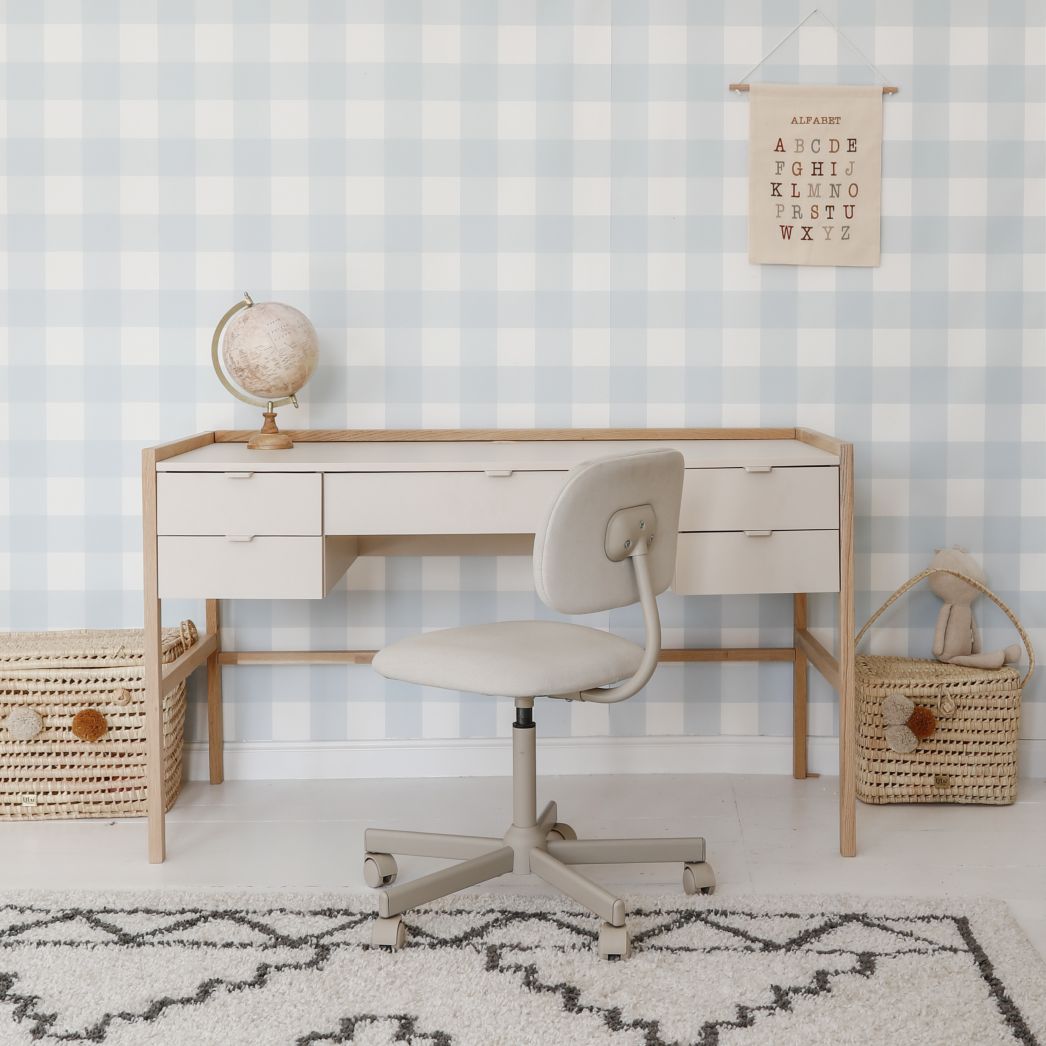 Bellamy Versa Jugendzimmer Schreibtisch in Latte mit breiter Arbeitsfläche und Buchenholzbeinen