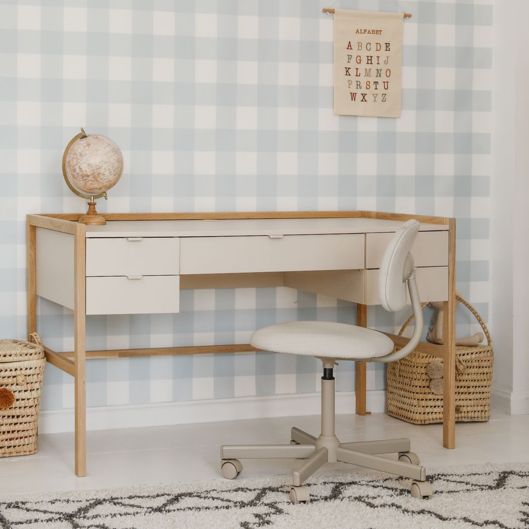 Bellamy Versa Jugendzimmer Schreibtisch in Latte mit breiter Arbeitsfläche und Buchenholzbeinen