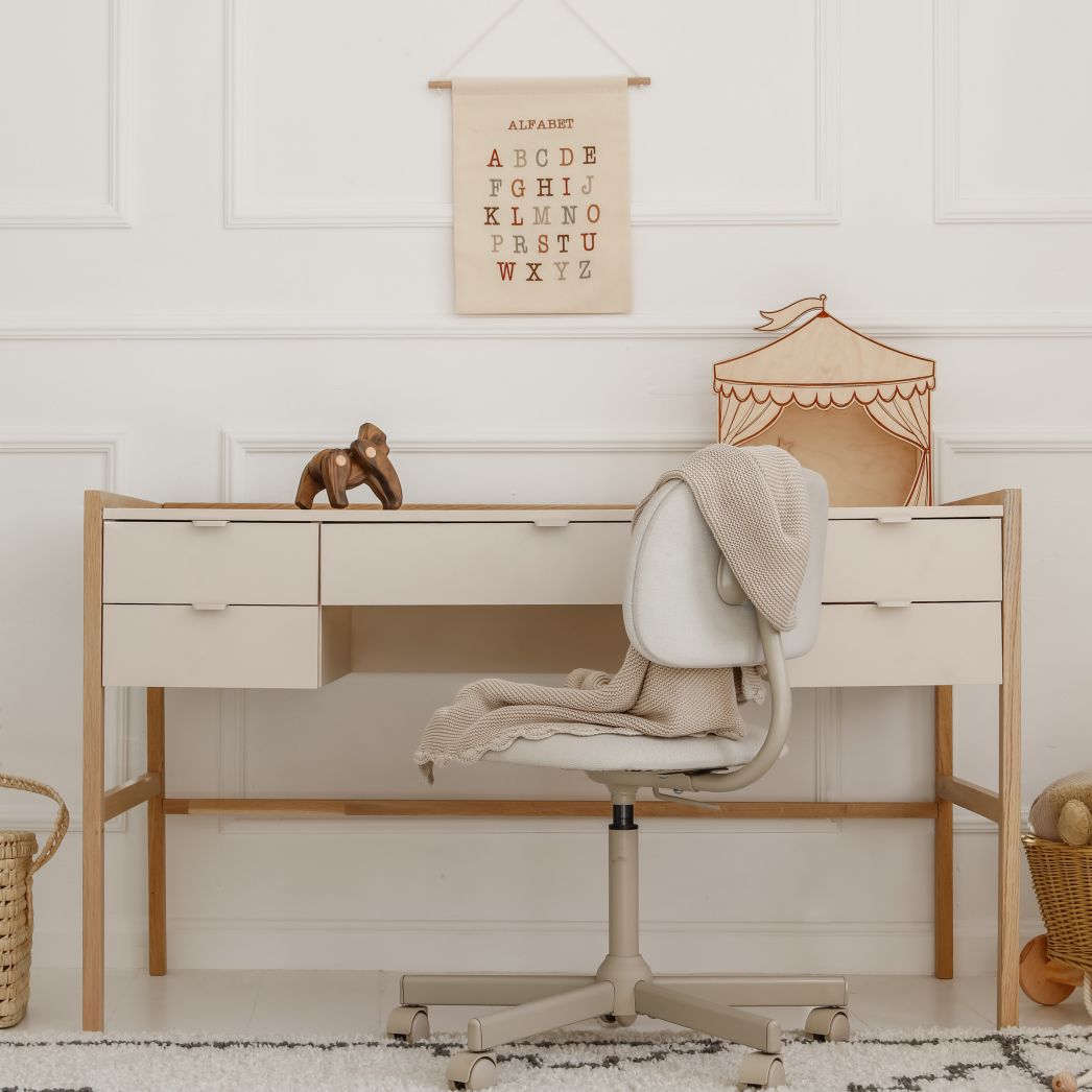 Bellamy Versa Jugendzimmer Schreibtisch in Latte mit breiter Arbeitsfläche und Buchenholzbeinen