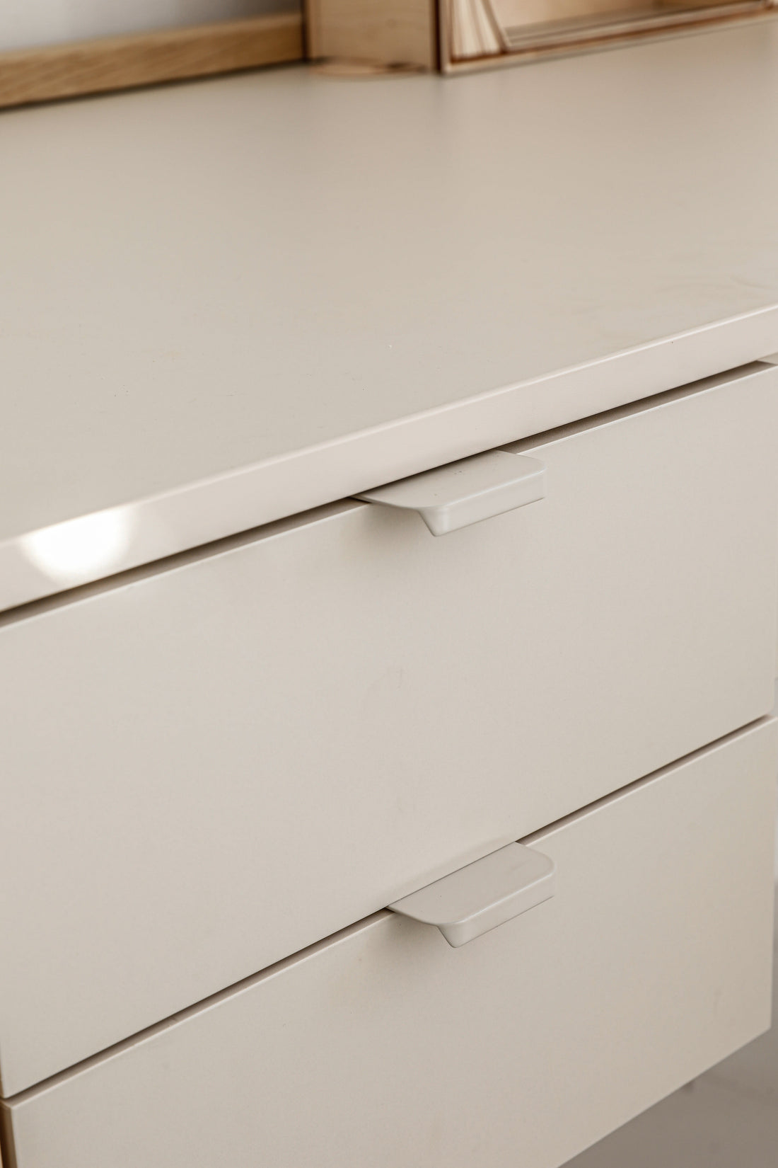 Bellamy Versa Jugendzimmer Schreibtisch in Latte mit breiter Arbeitsfläche und Buchenholzbeinen