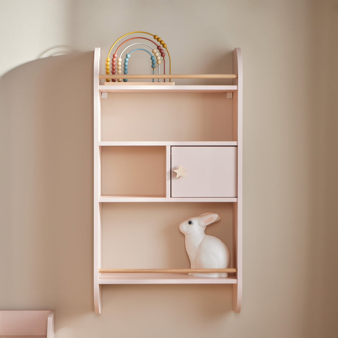 Bellamy Rainbow Wandregal mit Schrank und vier Ablagen im Kinderzimmer