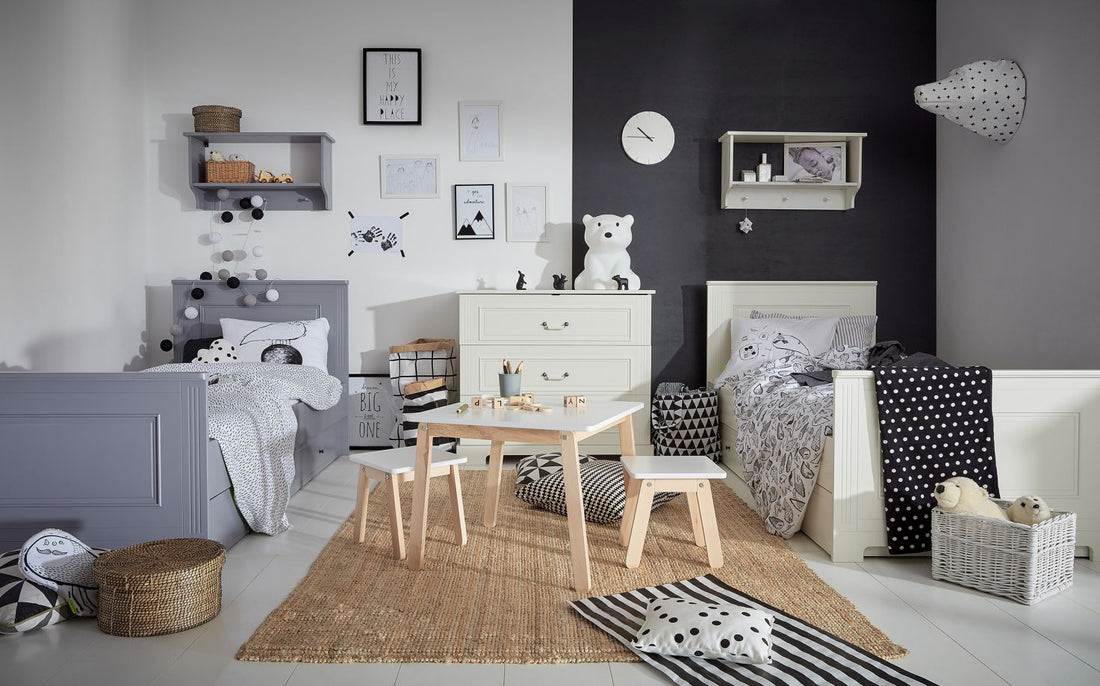 Elegantes weißes Wandregal Ines von Bellamy mit drei Haken für Kinderzimmer-Accessoires und Kleidung