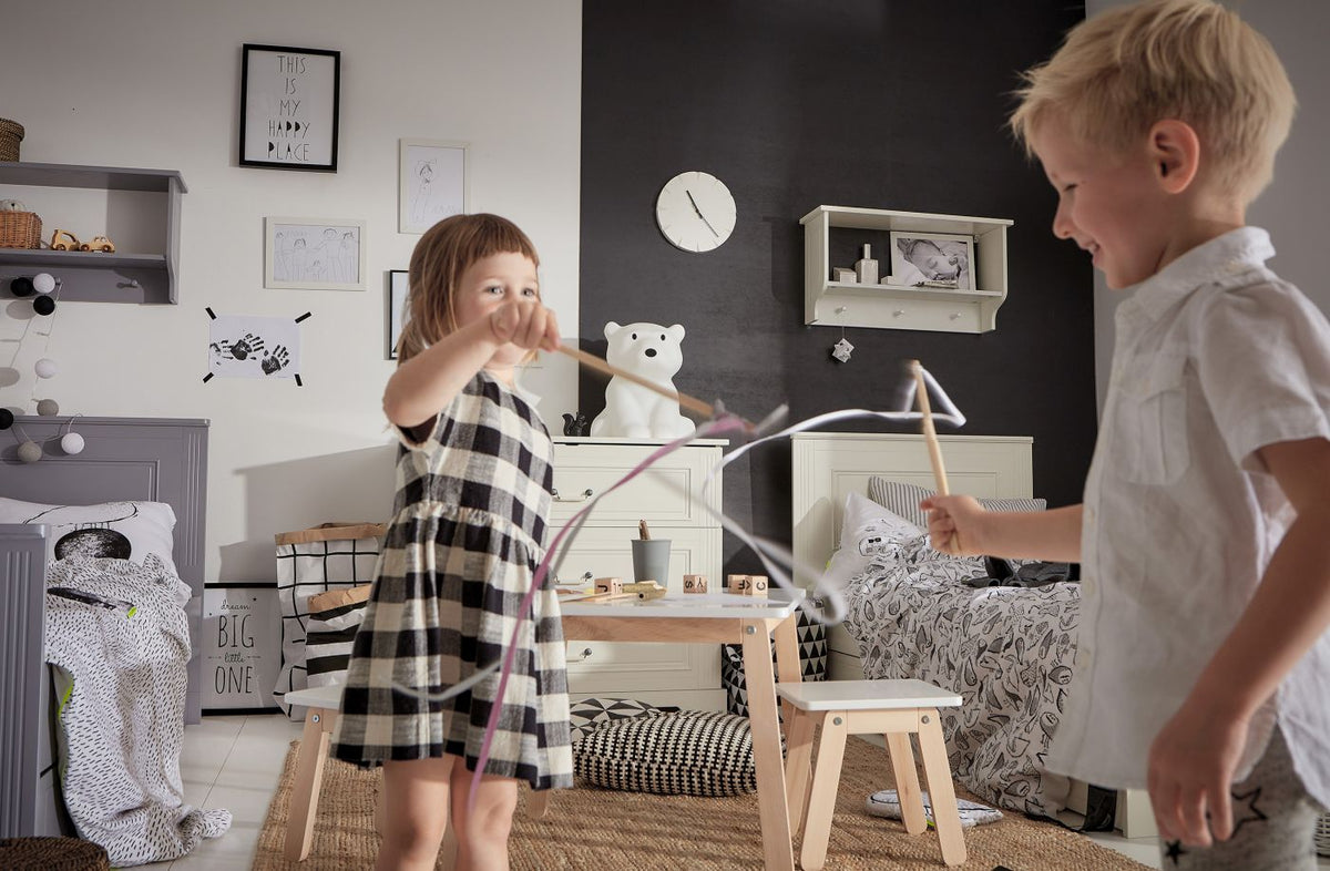 Elegantes weißes Wandregal Ines von Bellamy mit drei Haken für Kinderzimmer-Accessoires und Kleidung
