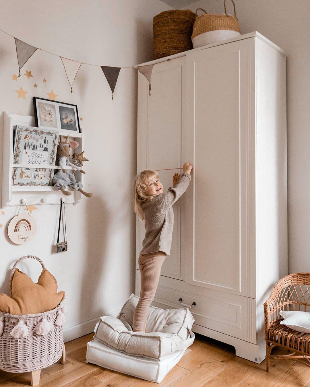 Ines Kleiderschrank 2-türig hoch für das Kinderzimmer