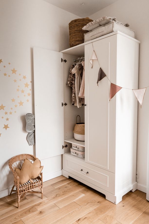 Ines Kleiderschrank 2-türig hoch für das Kinderzimmer