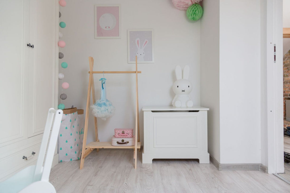 Elegante weiße Spielzeugkiste Ines von Bellamy, geräumige Aufbewahrungsbox mit sicherem Deckel für das Kinderzimmer, 68,2 x 56 x 50,2 cm