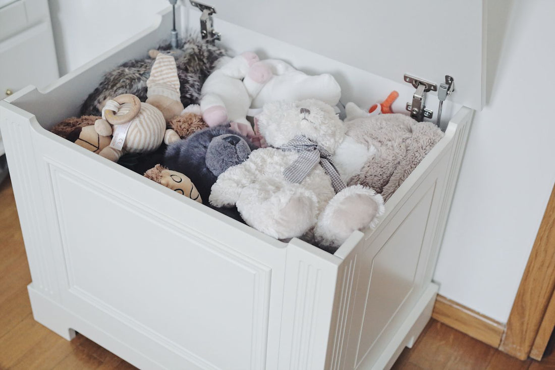 Elegante weiße Spielzeugkiste Ines von Bellamy, geräumige Aufbewahrungsbox mit sicherem Deckel für das Kinderzimmer, 68,2 x 56 x 50,2 cm