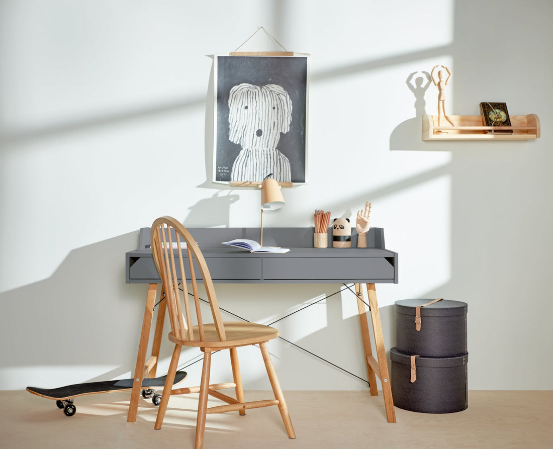 Bellamy Lotta grauer Kinderschreibtisch mit Aufsatz, 120 cm breit, mit zwei Schubladen und Kabeldurchführung für ein aufgeräumtes und ergonomisches Arbeitsumfeld