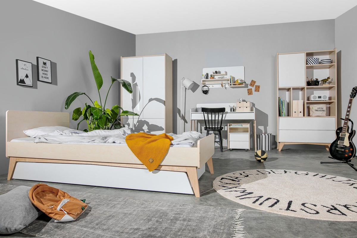 Bellamy So Sixty Kinderbett 90x200 cm mit Schublade im Retro-Stil der 60er Jahre, mit geneigten Schubladenfronten, asymmetrischen Seiten und hohen Holzbeinen aus Sperrholz