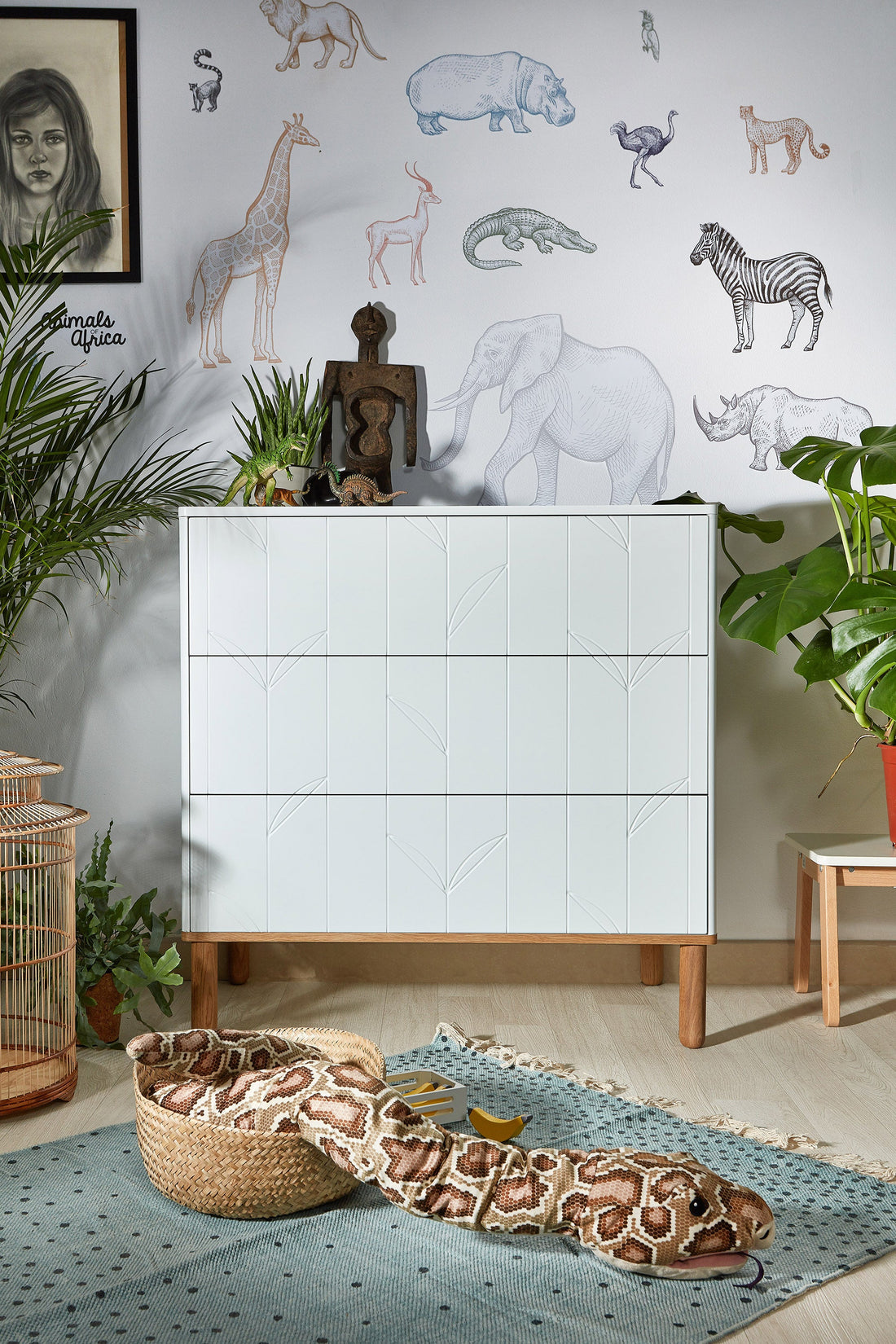 Bellamy Toteme Botanic Kommode für Kinderzimmer, weiße Wickelkommode mit drei geräumigen Schubladen, Push-to-Open-System und botanischem Muster, 90x91x50 cm