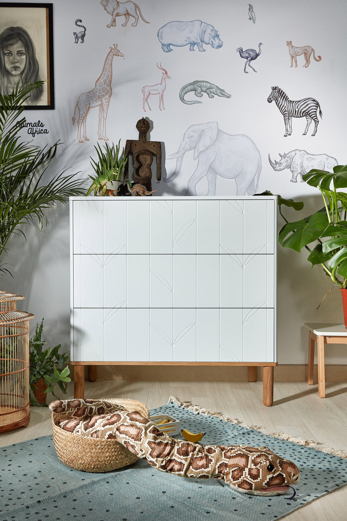 Bellamy Toteme Botanic Kommode für Kinderzimmer, weiße Wickelkommode mit drei geräumigen Schubladen, Push-to-Open-System und botanischem Muster, 90x91x50 cm