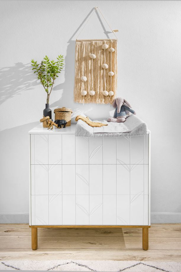 Bellamy Toteme Botanic Kommode für Kinderzimmer, weiße Wickelkommode mit drei geräumigen Schubladen, Push-to-Open-System und botanischem Muster, 90x91x50 cm