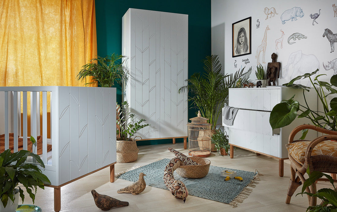 Bellamy Toteme Botanic Kommode für Kinderzimmer, weiße Wickelkommode mit drei geräumigen Schubladen, Push-to-Open-System und botanischem Muster, 90x91x50 cm