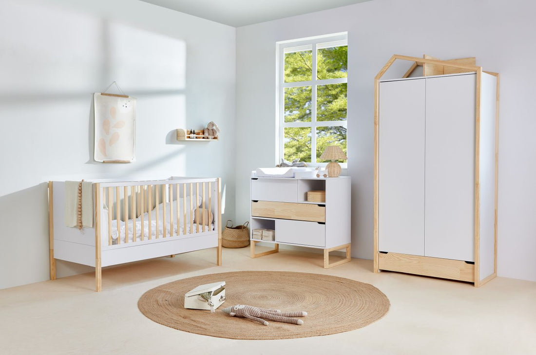 Bellamy Tatam zweitüriger Kinderzimmerschrank in Weiß, 100 cm breit und 210 cm hoch, mit verstellbaren Einlegeböden, Kleiderstangen und Schublade mit Push-to-Open-Funktion