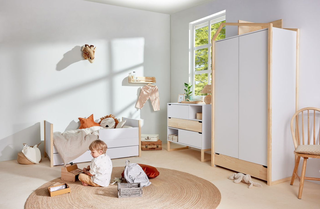 Bellamy Tatam zweitüriger Kinderzimmerschrank in Weiß, 100 cm breit und 210 cm hoch, mit verstellbaren Einlegeböden, Kleiderstangen und Schublade mit Push-to-Open-Funktion