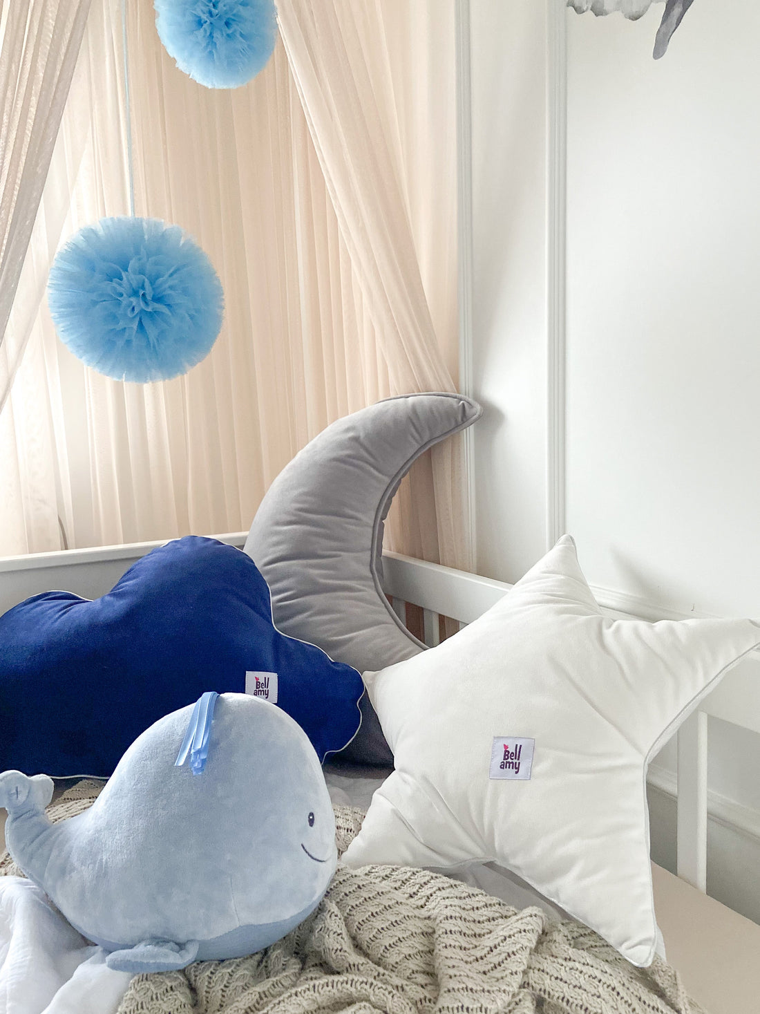 Bellamy Welur Stern-Kissen „Snow" in Weiß, 50x50 cm, mit silbernem Einfassband, dekoratives Samtkissen für Kinderzimmer