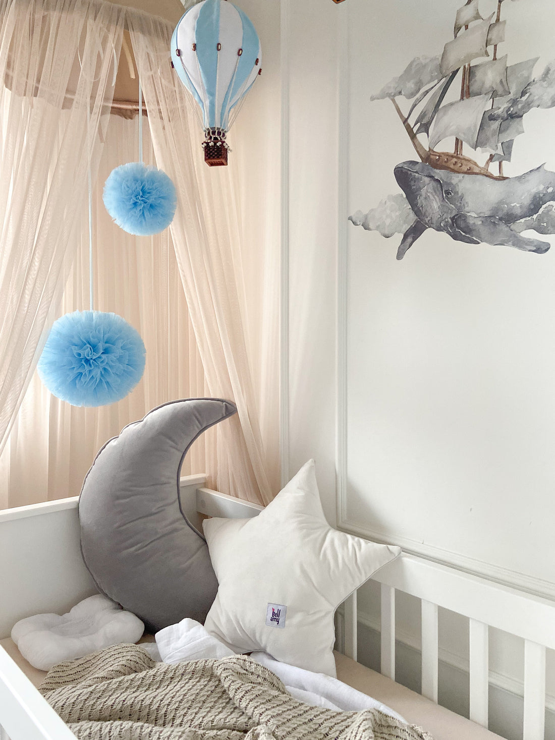 Bellamy Welur Stern-Kissen „Snow" in Weiß, 50x50 cm, mit silbernem Einfassband, dekoratives Samtkissen für Kinderzimmer
