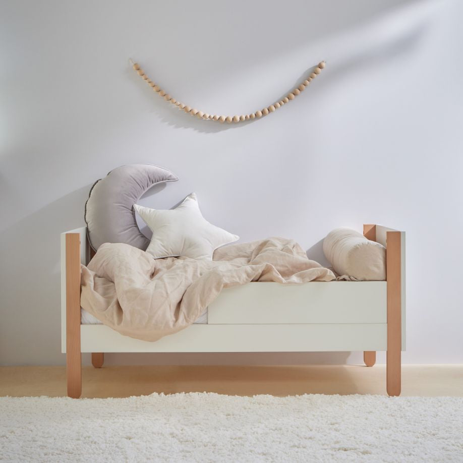 Bellamy Welur Stern-Kissen „Snow" in Weiß, 50x50 cm, mit silbernem Einfassband, dekoratives Samtkissen für Kinderzimmer