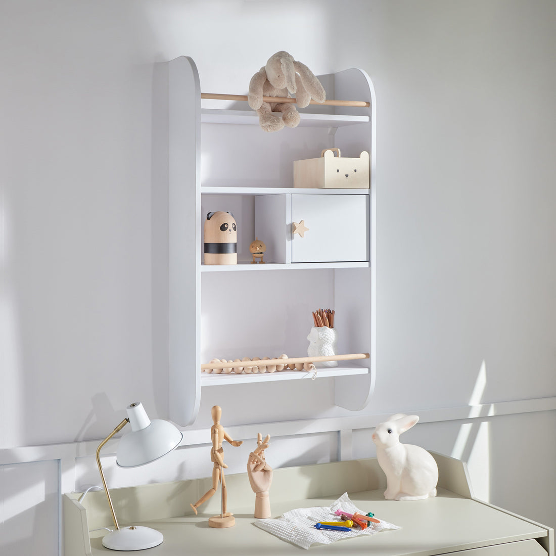 Bellamy Rainbow Wandregal mit Schrank und vier Ablagen im Kinderzimmer