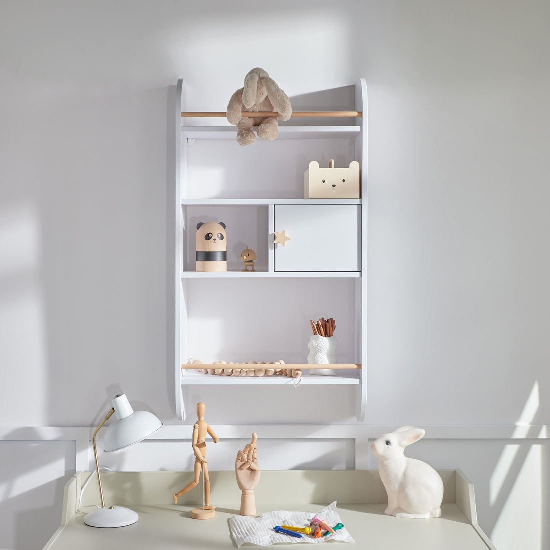 Bellamy Rainbow Wandregal mit Schrank und vier Ablagen im Kinderzimmer