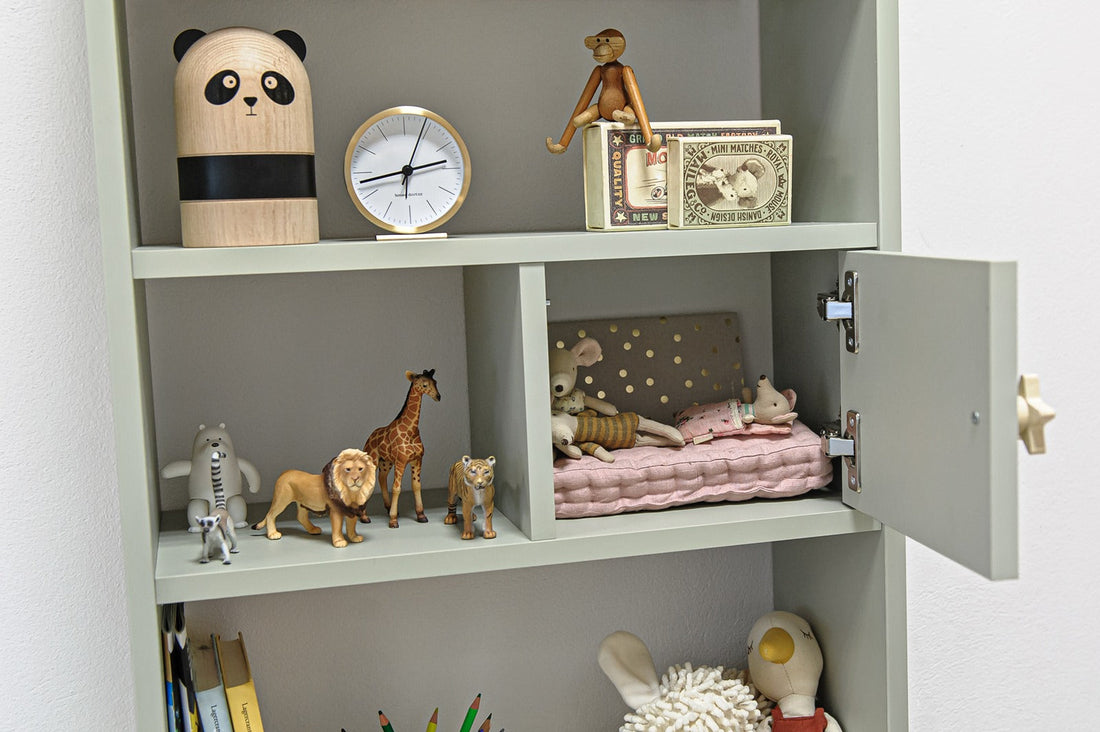 Bellamy Rainbow Wandregal mit Schrank und vier Ablagen im Kinderzimmer