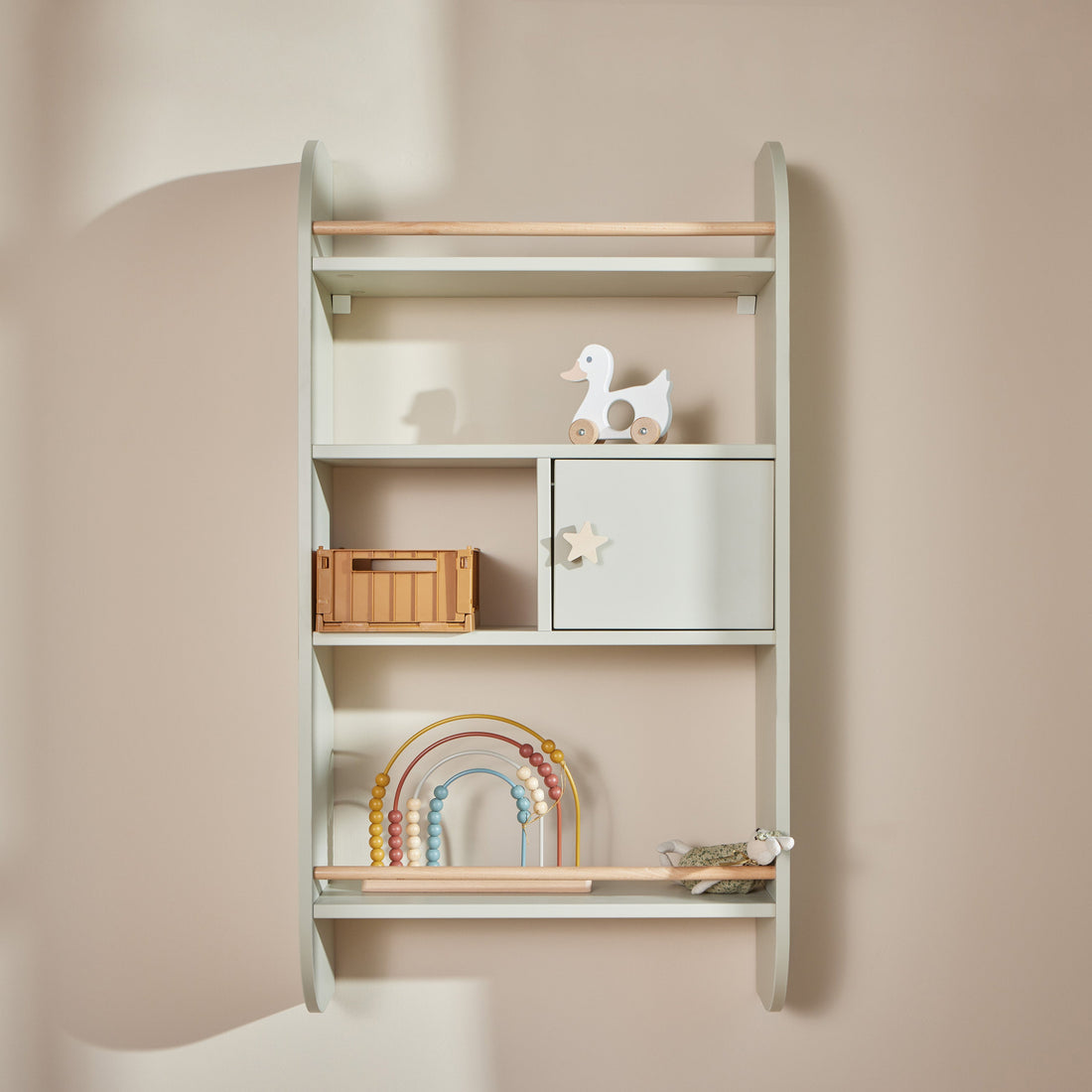 Bellamy Rainbow Wandregal mit Schrank und vier Ablagen im Kinderzimmer
