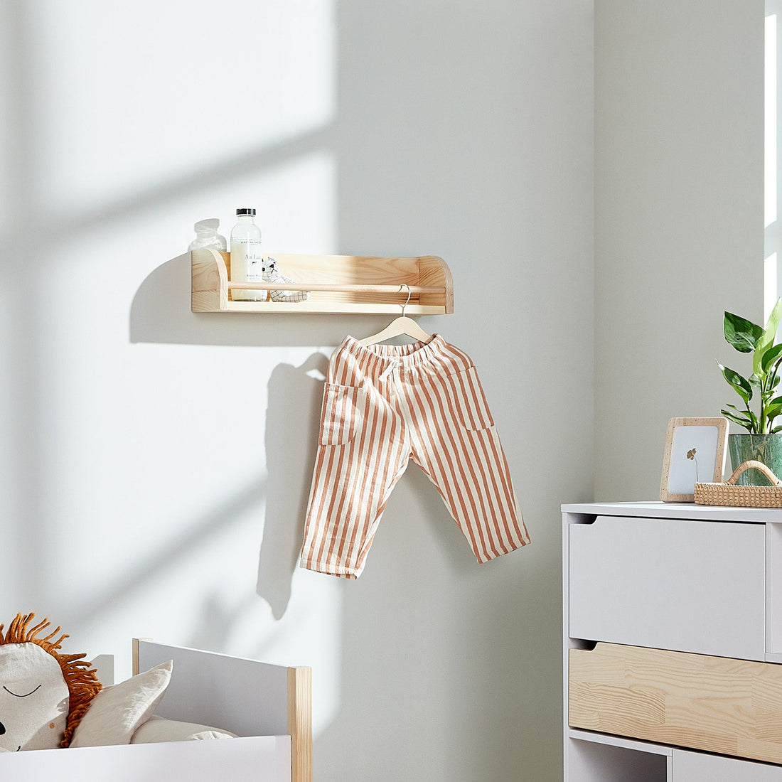 Bellamy Basic Wandregal aus Holz fürs Kinderzimmer
