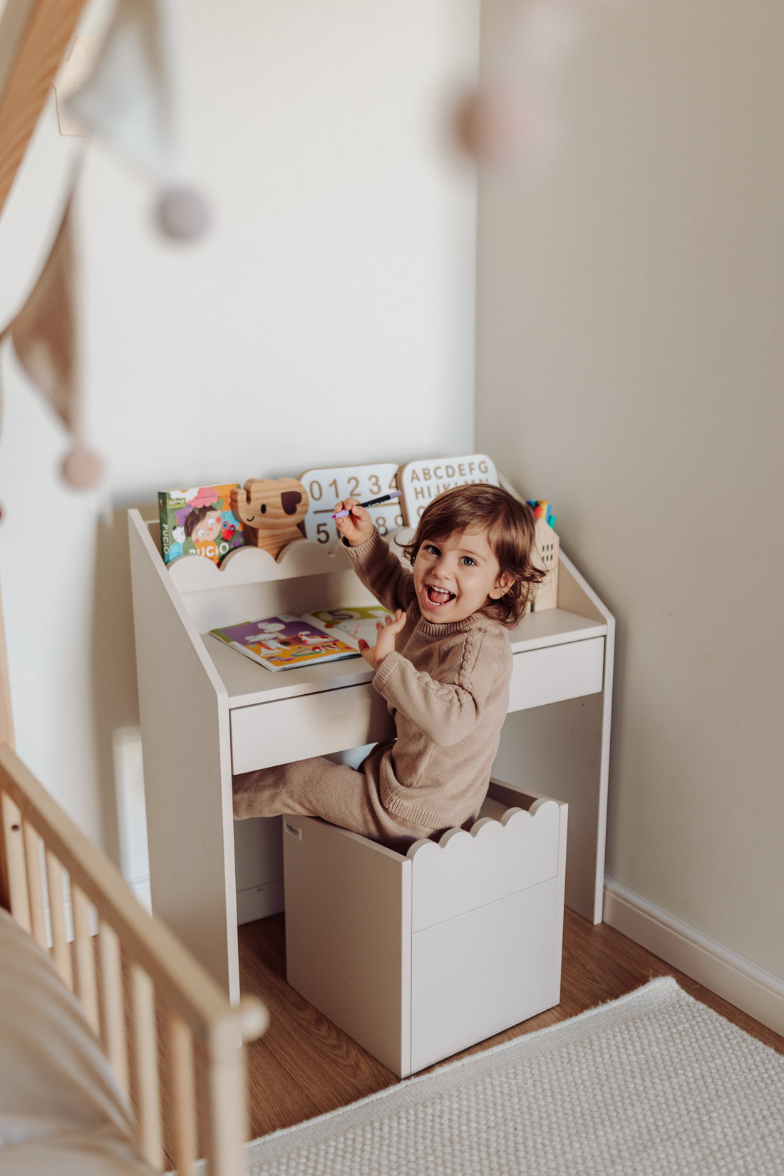 Montessori Kinderstuhl Book Nook, kompaktes Sitzmöbel für Kinder