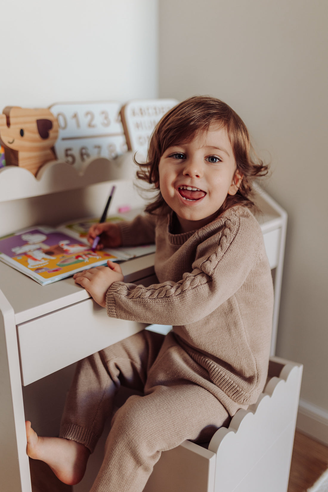 Bellamy Book Nook Kinderschreibtisch in einem aufgeräumten Kinderzimmer